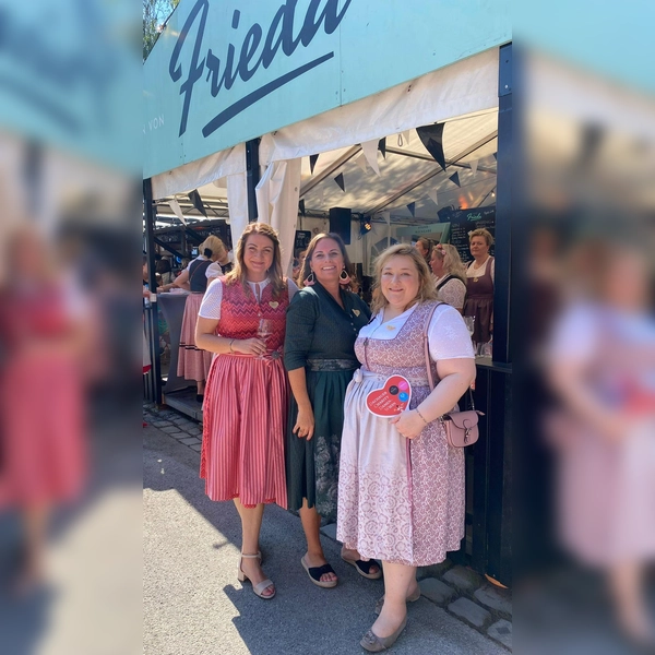 Die Organisatorinnen Dagmar Markus, Susanne Rudek und Melanie Ullmann (v.l.) freuen sich, dass die erste Dachauer Damen-Charity-Wiesn so viel Anklang fand. (Foto: Simone Kiem)