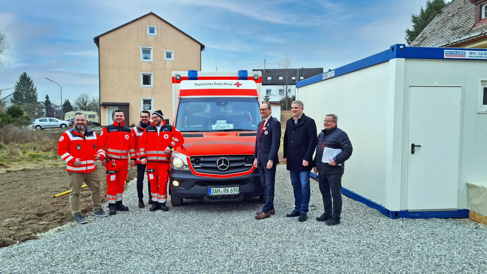 Martin Noß, Rettungssanitäter Thomas Hohenleitner, Dennis Behrendt und der Wachleiter der Rettungswache in Odelzhausen Daniel Ernst (li) sowie Bernhard Seidenath, Bürgermeister Christian Blatt und Paul Siebert aus der Gemeinde Erdweg (re) besichtigen gemeinsam den neuen Standort. (Foto: Ölsner Werbung)