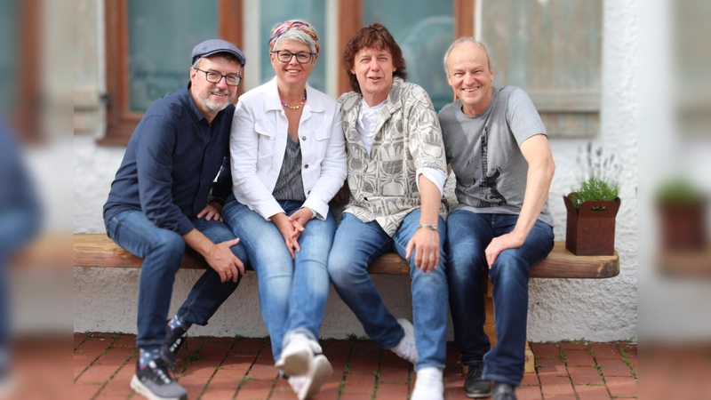 Schmidtanand sind Karin Hoisl-Schmidt (Gesang, Texte), Tom Schmidt (Gitarre), Rolf Frederic Berger (Schlagzeug) und Stefan „Stam“ Diemer (E-Bass). (Foto: Helga Diemer)