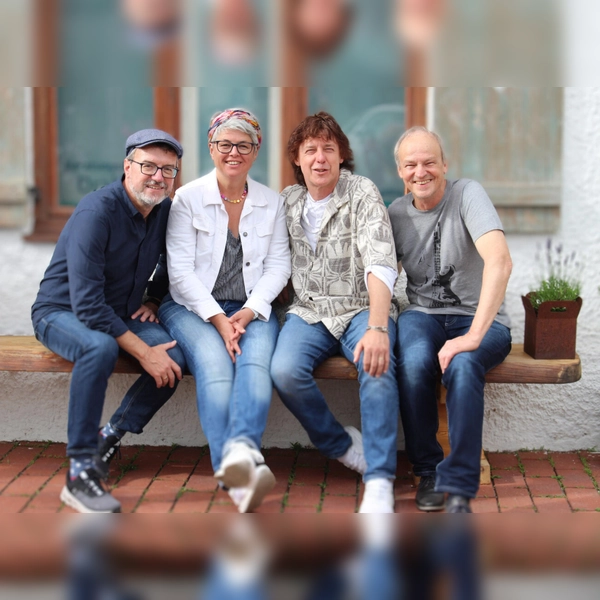 Schmidtanand sind Karin Hoisl-Schmidt (Gesang, Texte), Tom Schmidt (Gitarre), Rolf Frederic Berger (Schlagzeug) und Stefan „Stam“ Diemer (E-Bass). (Foto: Helga Diemer)