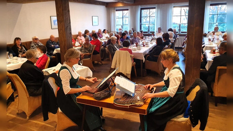 Für eine besinnliche Stimmung beim „Paradeisl-Nachmittag“ sorgte auch das „Wintergarten-Duo”. (Foto: privat)