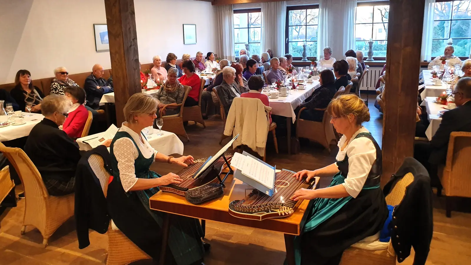Für eine besinnliche Stimmung beim „Paradeisl-Nachmittag“ sorgte auch das „Wintergarten-Duo”. (Foto: privat)