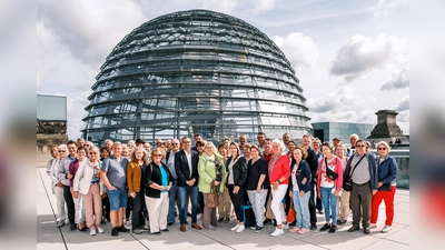 Michael Schrodi (Mitte) mit der Besuchergruppe aus seinem Wahlkreis. (Foto: Michael Schrodi)