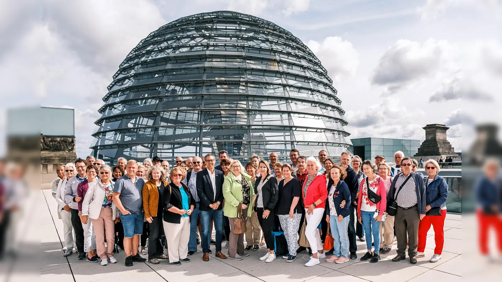 Michael Schrodi (Mitte) mit der Besuchergruppe aus seinem Wahlkreis. (Foto: Michael Schrodi)