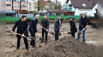 Spatenstich für die neue Kita mit OB Florian Hartmann (2. von re). (Foto: JJ)