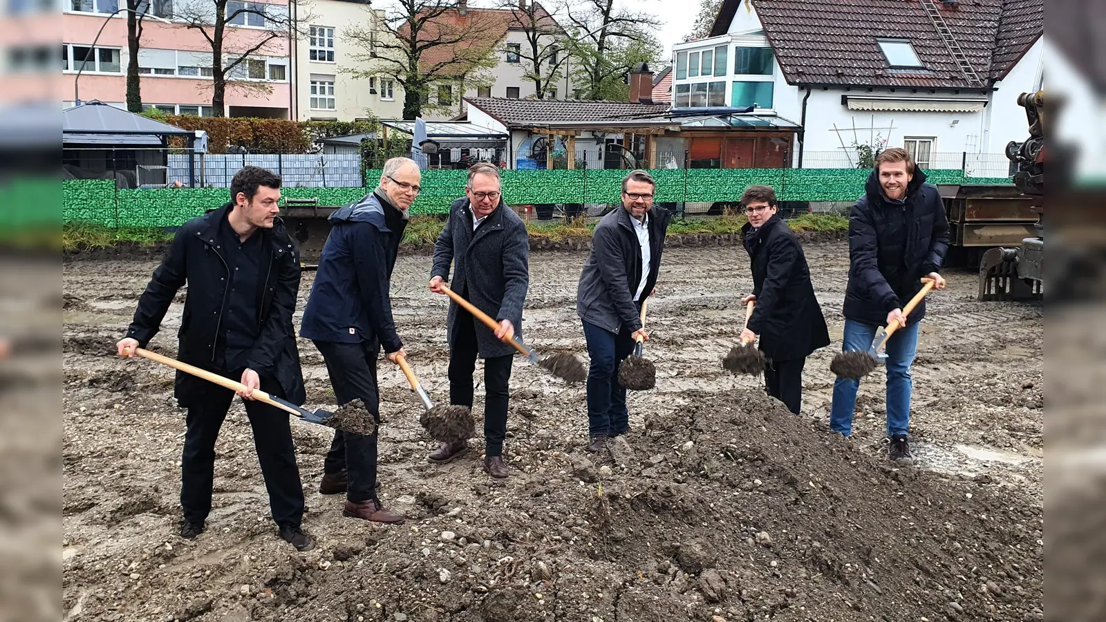 Spatenstich für die neue Kita mit OB Florian Hartmann (2. von re). (Foto: JJ)