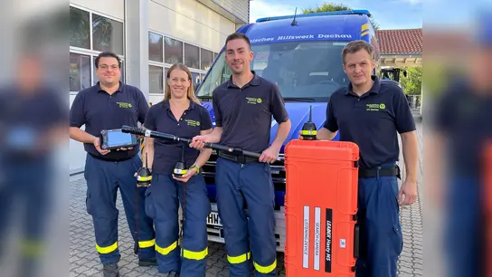 Übergabe des neuen Ortungsgeräts (von li) Zugführer Marco Illmann, Saskia Seeger, Quirin Rosenmüller und Andreas Schultes.<br><br> (Foto: THW Dachau)