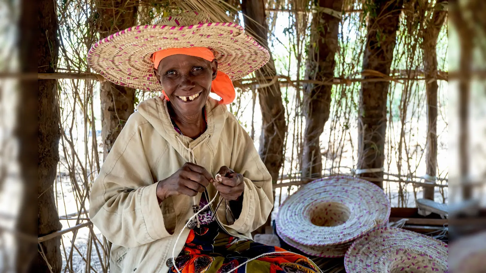 Hadija Kimati (70) aus Tansania ist überglücklich. Nach der erfolgreichen OP kann sie wieder als Hutmacherin arbeiten und ihre Familie versorgen. (Foto: CBM/argum/Thomas Einberger)
