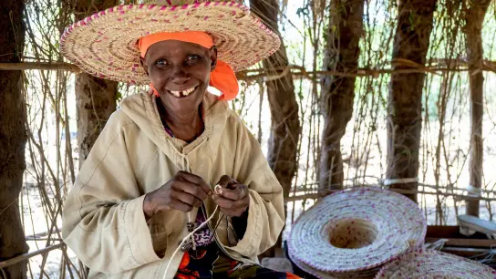 Hadija Kimati (70) aus Tansania ist überglücklich. Nach der erfolgreichen OP kann sie wieder als Hutmacherin arbeiten und ihre Familie versorgen. (Foto: CBM/argum/Thomas Einberger)