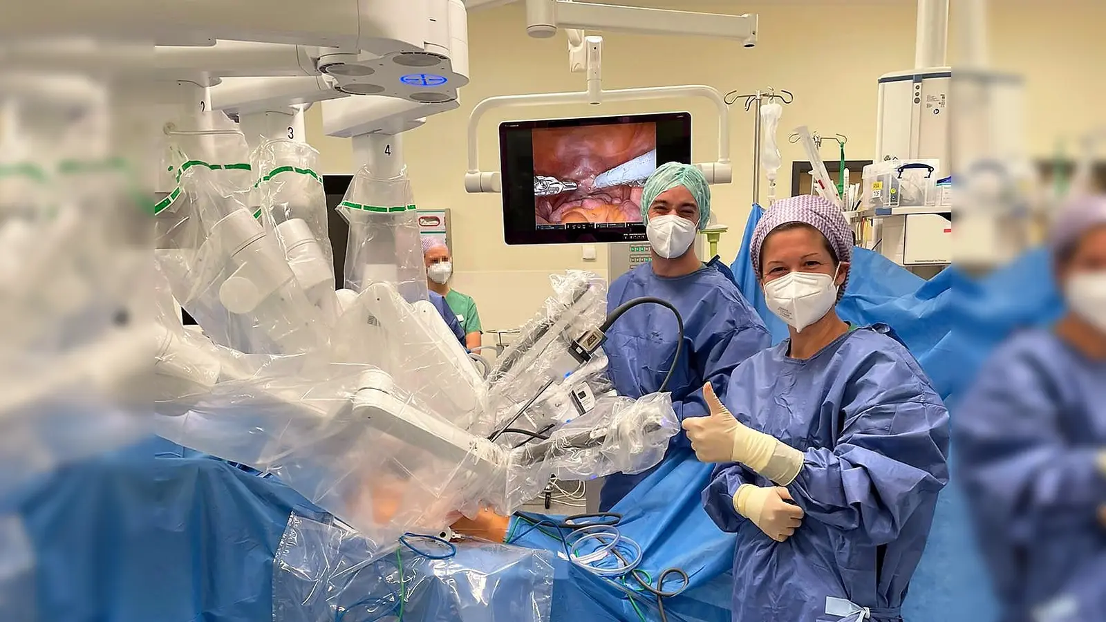 Chefärztin Dr. Sabine Keim (re) mit ihrem Kollegen Dr. Joschka Dunkel und OP-Roboter DaVinci Xi. (Foto: Helios)