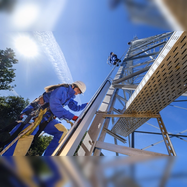 Techniker montieren einen Stahlgittermast. So einer wird auch in Oberroth gebaut. (Foto: Deutsche Funkturm / Norbert Ittermann)