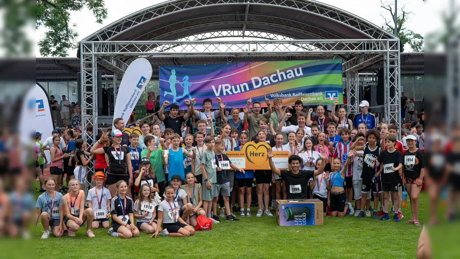 Freuten sich über die Spende in Höhe von 1.640 Euro. (Foto: VR Bank)