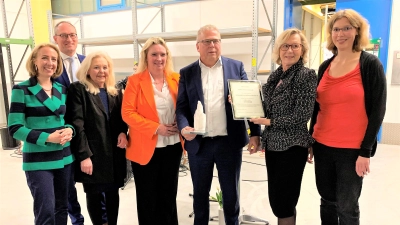 Verleihung des CSU Partnersteins 2023 mit (vo li) Stephanie Burgmaier, Bernhard Seidenath, Christine Unzeitig, Kerstin Schreyer, Enrico Stocker, Gabi Gerstl und Ramona Fruhner. (Foto: CSU)