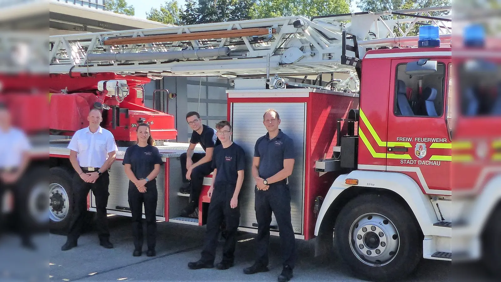Kommandant Thomas Hüller, Johanna Modes, Tobias Göbl, Leonardo Carretti und stellvertretender Schichtleiter Florian Scharf (von li) freuen sich auf die Zusammenarbeit. (Foto: Feuerwehr Dachau)