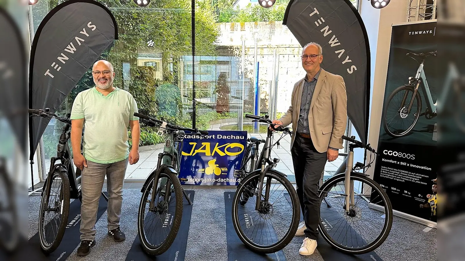 JAKO-Inhaber Mark Jantjies mit VR-Pressesprecher Martin Richter (re) und den E-Bikes.  (Foto: VR-Bank Dachau)