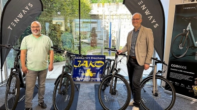 JAKO-Inhaber Mark Jantjies mit VR-Pressesprecher Martin Richter (re) und den E-Bikes.  (Foto: VR-Bank Dachau)