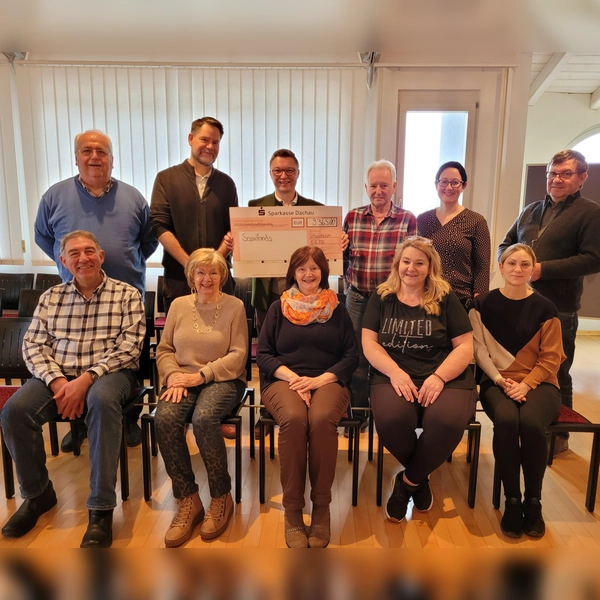 Bürgermeister Wolfgang Hörl (mit Scheck) freute sich über die Spendenbereitschaft und die Solidarität. (Foto: Gemeinde Schwabhausen)