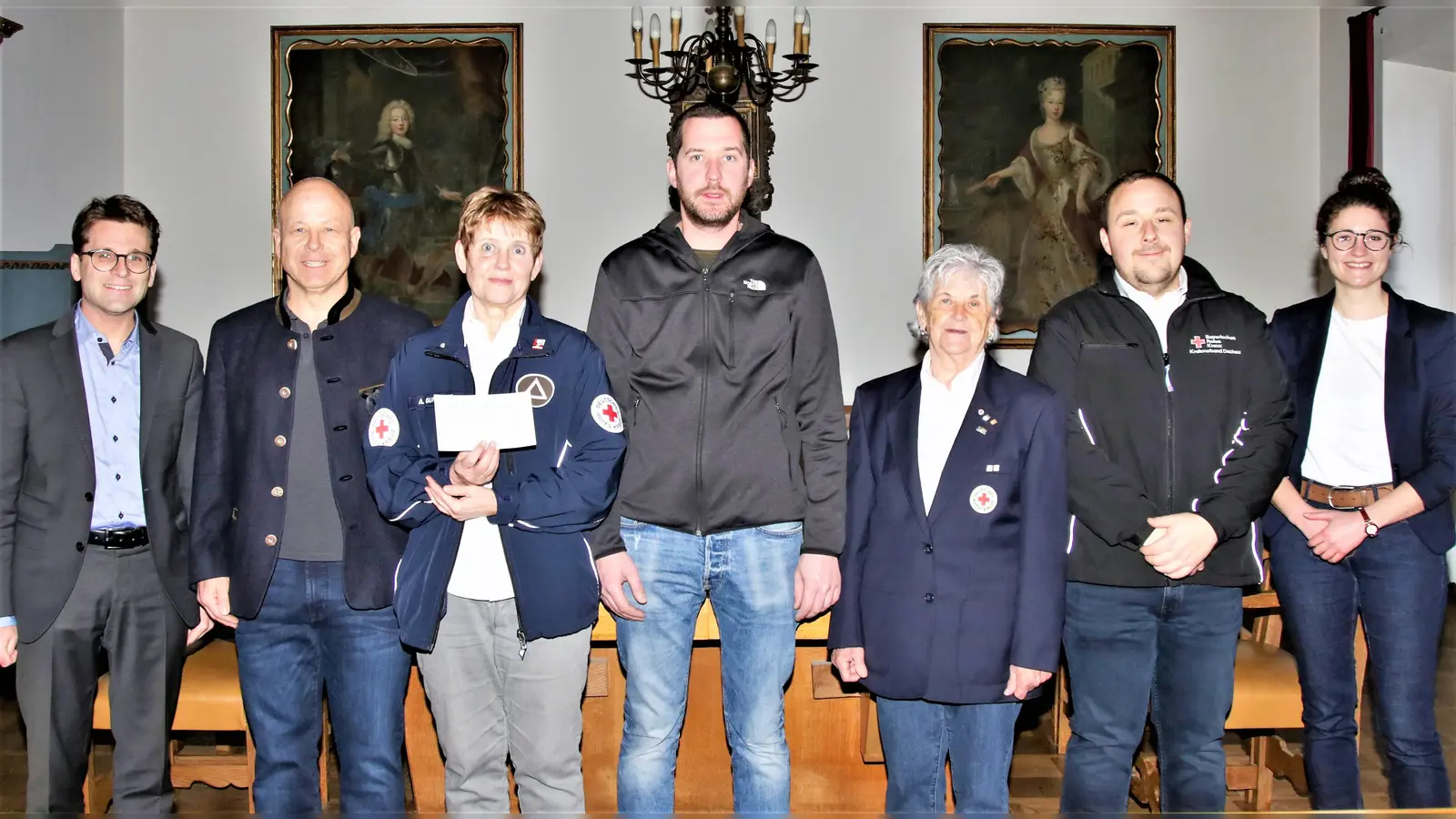 Spendenübergabe mit (von li) OB Florian Hartmann, Christian Naumann, Angelika Gumowski, Gudrun Boer, Christian Hefele, Timo Weiersmüller und Jesabel Künzel. (Foto: Stadt Dachau)