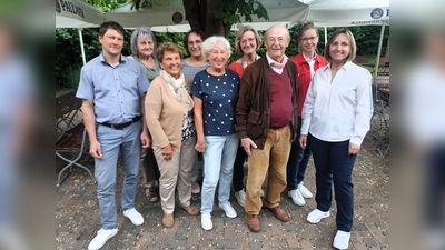 Die Vorstandschaft der AWO Röhrmoos (von links): Georg Niederschweiberer, Anneliese Hauke, Paula Herzinger, Elfriede Dörr, Karin Wilberg, Monika Reiser, Georg Kiermeir, Kirsten Kube und Andrea Müller. (Foto: AWO Röhrmoos)