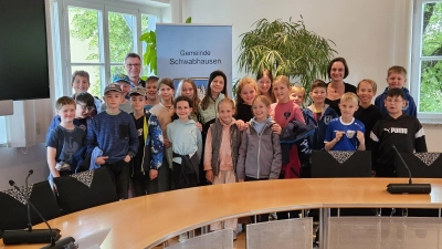 Die Viertklässler besichtigten auch den großen Sitzungssaal im Rathaus. (Foto: Gemeinde Schwabhausen)