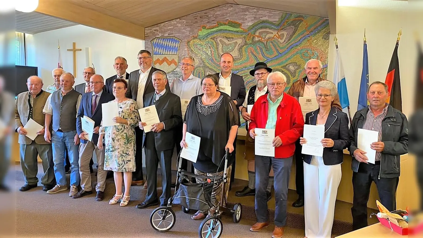 16 Bürgerinnen und Bürger wurden für ihr Engagement im Ehrenamt ausgezeichnet. (Foto: LA Dachau / Michaela Blanke)