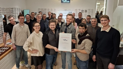 Kai Behr, Marketingleiter IGA Optic, übergibt an Frank und Christian Tannek die Urkunde. (Foto: IGA Optic)