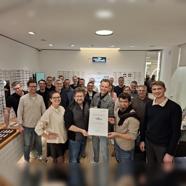 Kai Behr, Marketingleiter IGA Optic, übergibt an Frank und Christian Tannek die Urkunde. (Foto: IGA Optic)