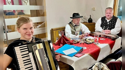 Vroni Kraus, Hans Kornprobst und Robert Gasteiger (von li) gestalteten den besinnlichen Teil. (Foto: Robert Gasteiger)