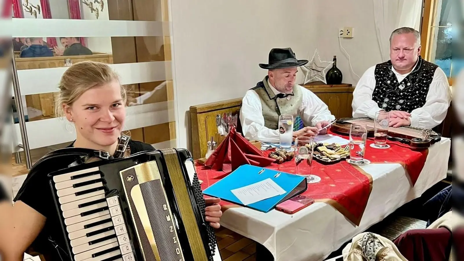 Vroni Kraus, Hans Kornprobst und Robert Gasteiger (von li) gestalteten den besinnlichen Teil. (Foto: Robert Gasteiger)