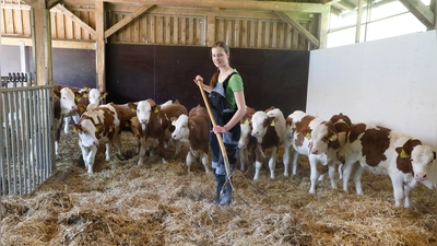 Besonders die Vielseitigkeit und den Umgang mit Tieren schätzen die Auszubildenden in der Landwirtschaft. (Foto: Birgit Gleixner)