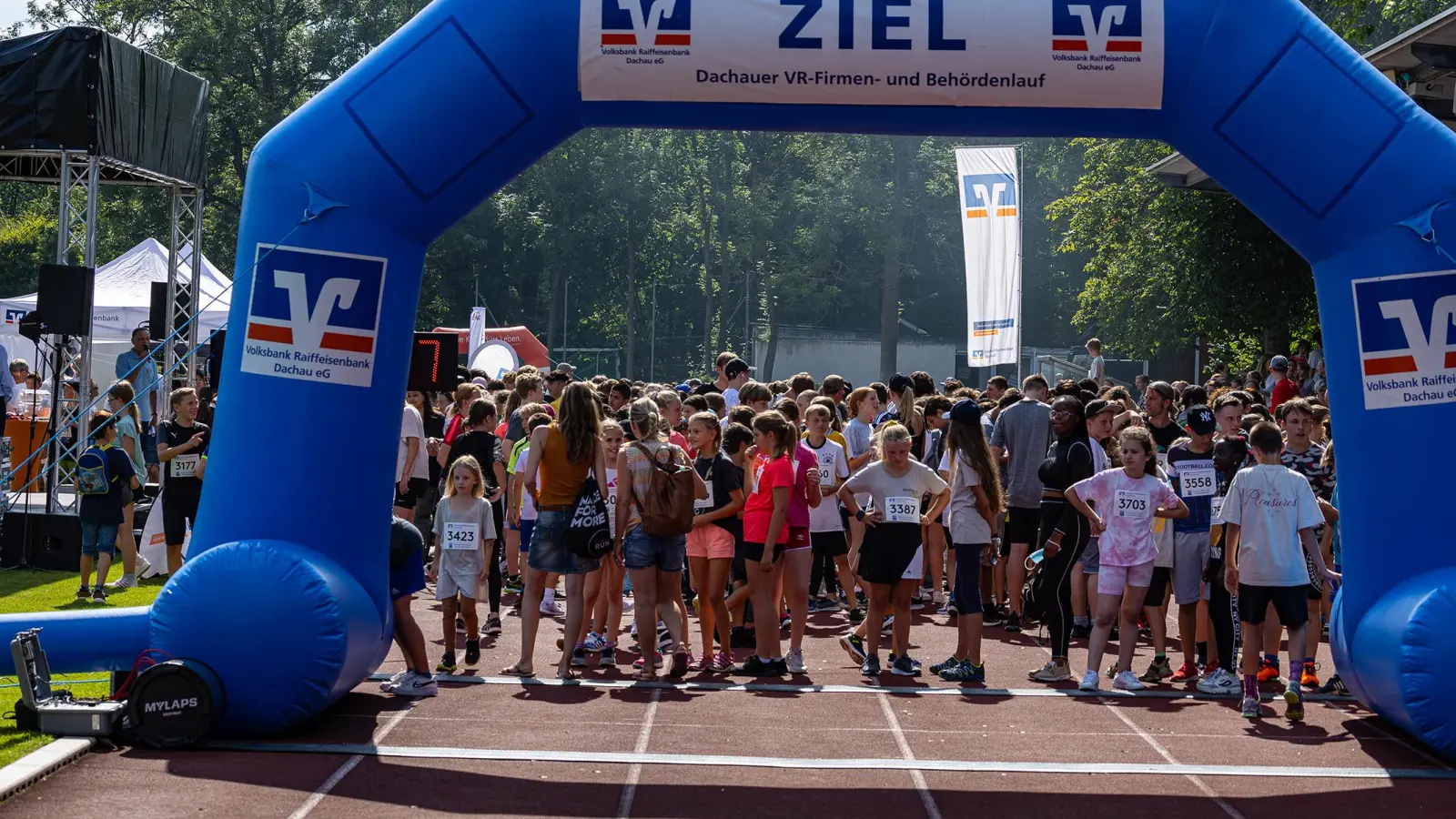 Von insgesamt elf Schulen nahmen Läuferinnen und Läufer am 8. VR-Firmen- und Behördenlauf teil. (Foto: VR-Bank Dachau)