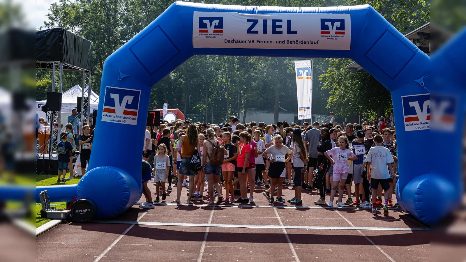 Von insgesamt elf Schulen nahmen Läuferinnen und Läufer am 8. VR-Firmen- und Behördenlauf teil. (Foto: VR-Bank Dachau)