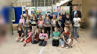 Die Klassensieger in der Grundschule Erdweg freuten sich über die Preise für die besten Bilder mit Schulleiterin Barbara Matzgeller, der Auszubildenden Lia Lederer und Martin Scheitler (h. v. l.). (Foto: VR Dachau)