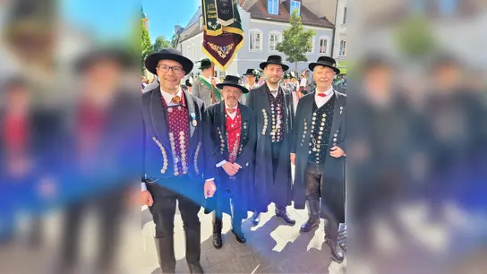 Die Dachauer Delegation mit (von li) Stadtrat Markus Erhorn, Stefan Konicsek, Matthias Schöpf und Bayernbund Kreisvorsitzender Dr. Edgar Forster. (Foto: Ampertaler)