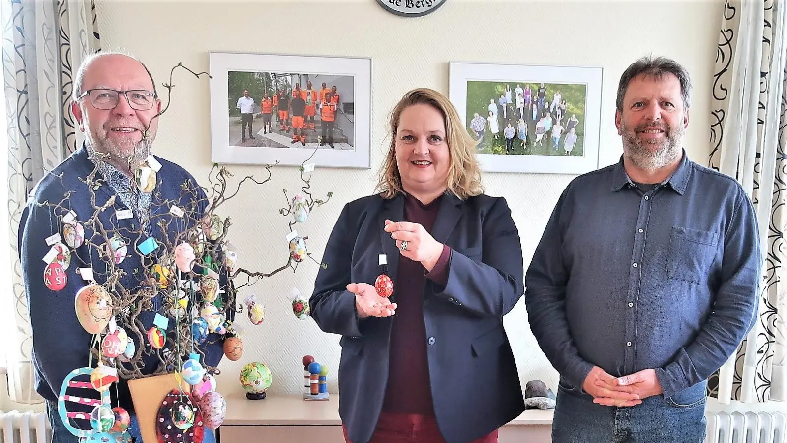 Die 2. Bürgermeisterin Dagmar Wagner präsentiert Lenas Siegerei. (Foto: Tanja Lindermüller)