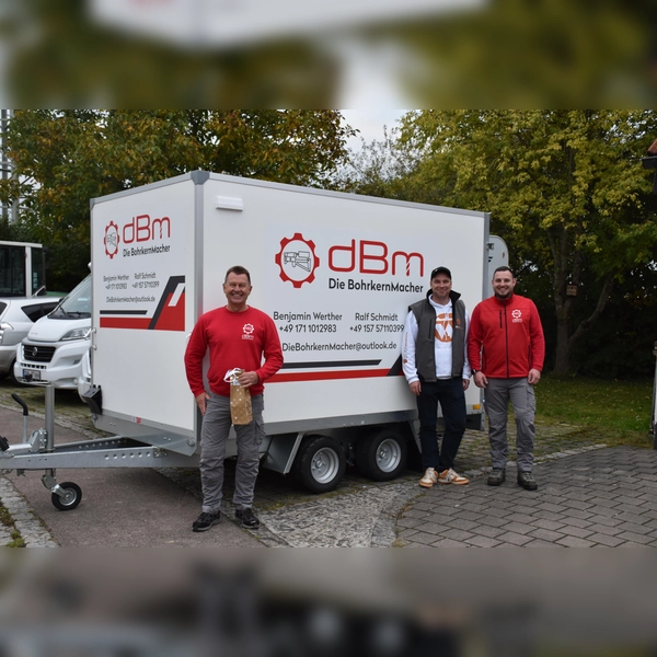 Der Vereinsvorsitzende Marcus Ölsner (mi) begrüßt Ralf Schmidt (li) und Benjamin Werther (re) als neue Mitglieder. (Foto: coe)