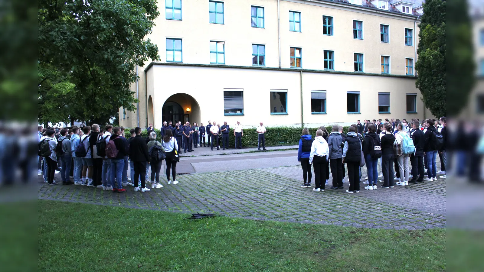 Begrüßung der zukünftigen Polizistinnen und Polizisten in Dachau. (Foto: PI Dachau)