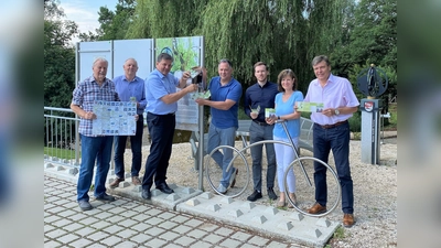 Die Bürgermeister der WestAllianz an einer der neuen Stempelboxen (von li) Roland Müller, 2. BGM Maisach, Johann Groß, 3. BGM Bergkirchen, Helmut Zech, 1. BGM Pfaffenhofen a.d.Glonn, Johannes Kneidl, 1. BGM Sulzemoos, Raphael Morhard, Wirtschaftsförderung Gröbenzell, Dagmar Hendorfer, Geschäftsleitung WestAllianz München und Stefan Kolbe, 1. BGM Karlsfeld.<br> <br> WestAllianz. (Foto: WestAllianz)