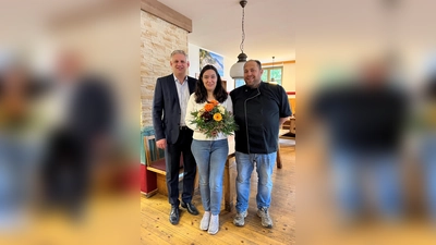 1. Bürgermeister Christian Blatt (li) gratuliert den neuen Pächtern Sandra Dias-Inzirillo und Francesco Inzirillo zur Neueröffnung. (Foto: Ölsner Werbung)