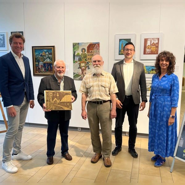 Freuen sich über die Ausstellung in der VR Bank Dachau (v.l.): Bankvorstand Klaus Berger, Richard Wallner mit einem Linolschnitt, Stadtarchivar Andreas Bräunling, Bereichsleiter Vertriebsentwicklung Andreas Hohler und Marketingreferentin Michaela Steiner.<br>  (Foto: VR Bank Dachau)