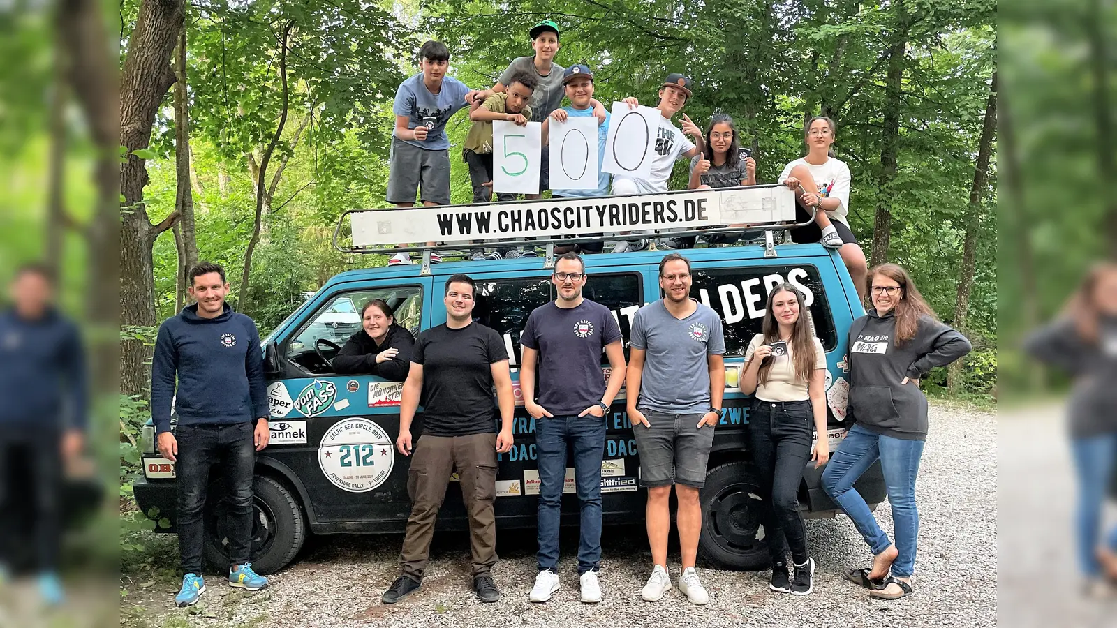 Mit ihrem berühmten Teambus überbrachten die Chaoscityriders die Spende. (Foto: Miriam Kohr)