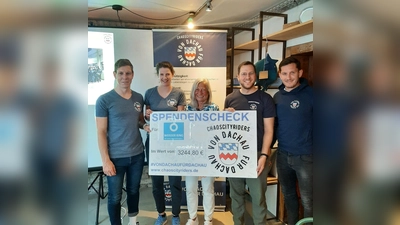 Michael Pietzonka, Veronika Kaspar, Susanne Sessler, Bernard Zeidler und Tobias Pietzonka bei der Spendenübergabe. (Foto: privat)