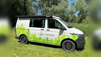 Im VW Bulli campen, aber auf „Glamping-Art“. (Foto: VANTOPIA)