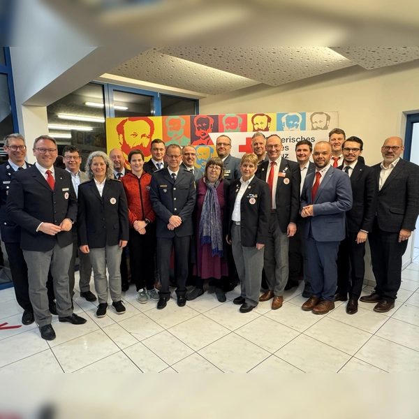 Die BRK-Vorstandschaft mit den Förderern und Freunden, den Ehrenamtlichen und Vertretern der befreundeten Blaulichtorganisationen (v. l.). (Foto: BRK - Kreisverband Dachau)