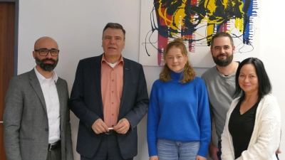 Kooperation besiegelt (von links): Geschäftsleiter Francesco Cataldo und Karlsfelds Bürgermeister Stefan Kolbe freuen sich mit der KJR-Vorstandsvorsitzenden Julia Neumann und ihrem Team über die neue Partnerschaft. (Foto: EP)