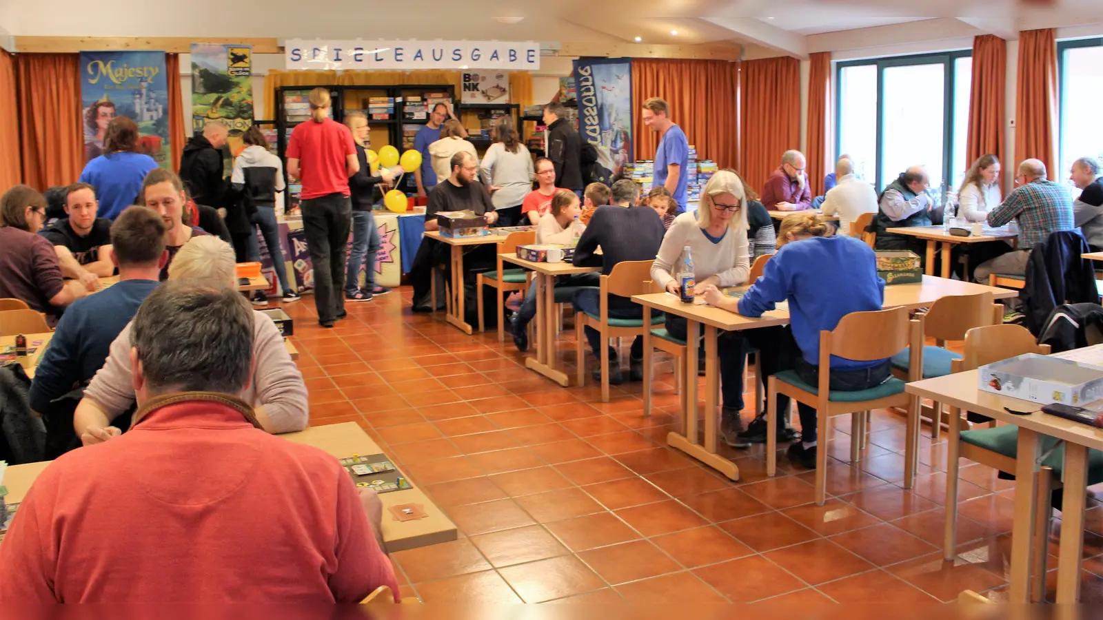 Stammgäste und erstmalige Besucher füllten zu den Spieletagen wieder den Saal des evangelischen Gemeindehauses. (Foto: Spieletreff Karlsfeld)