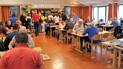 Stammgäste und erstmalige Besucher füllten zu den Spieletagen wieder den Saal des evangelischen Gemeindehauses. (Foto: Spieletreff Karlsfeld)