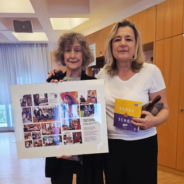 Christa Kurz wurde auch von Alexandra Schäfer, die Leiterin des Treffpunkt 50+, verabschiedet. (Foto: Caritas-Zentrum Dachau)