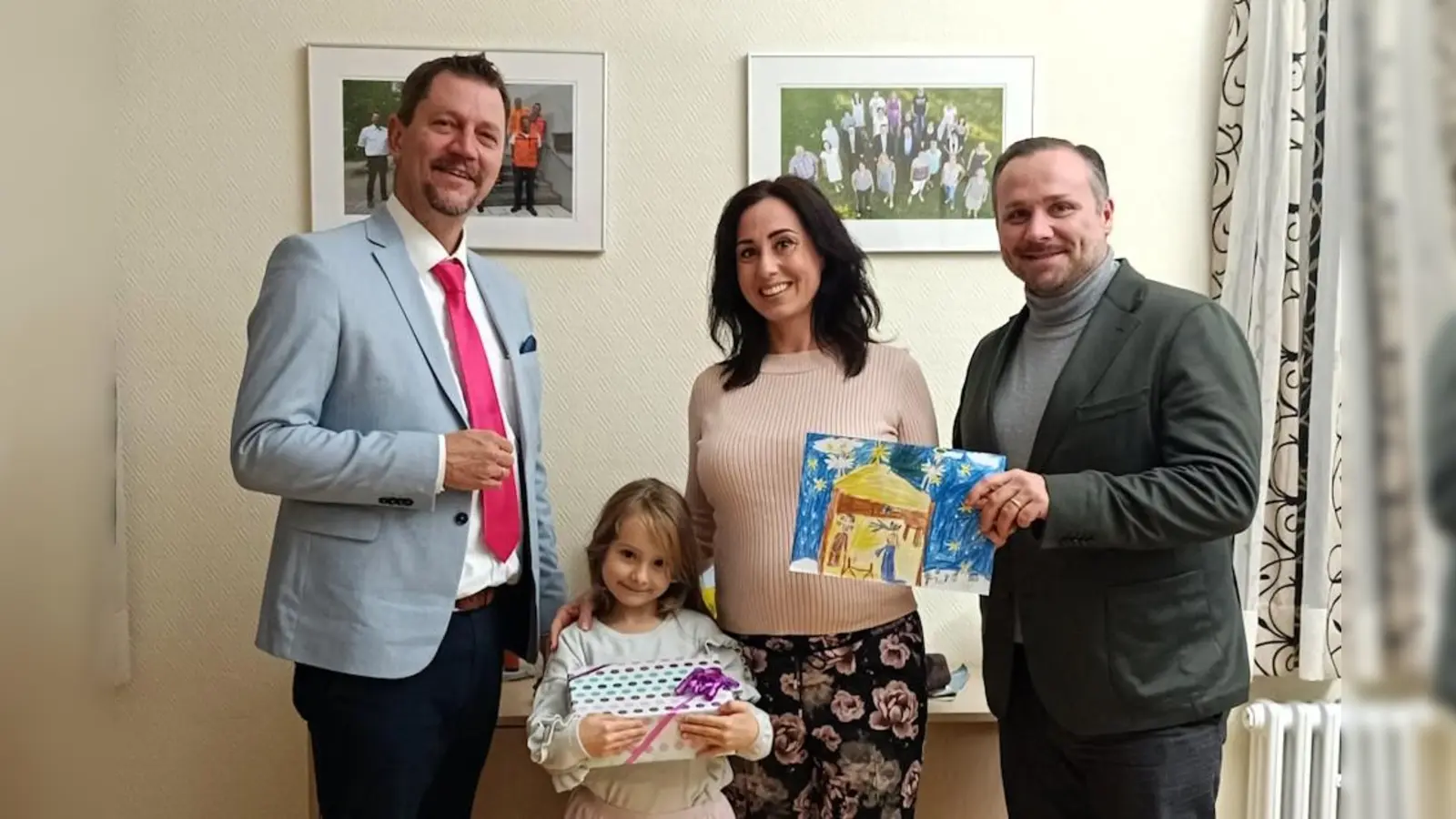 Die Siegerin Sophia Hylla mit ihren Eltern und Bürgermeister Robert Axtner. (Foto: Gemeinde Bergkirchen)