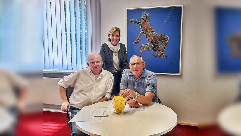 Joachim Stehr, Susanne Allers und Alfred Reiner (v. l.) bei der Auslosung der Vorrundengruppen. (Foto: Sparkasse)